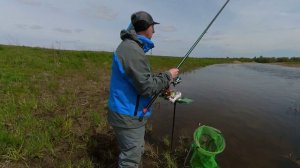 Рыбалка с поплавочной удочкой на течении в проводку .