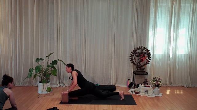90 min Yoga Class with Mariel | Yoga for Letting Go | Three Queens Yoga смотреть онлайн