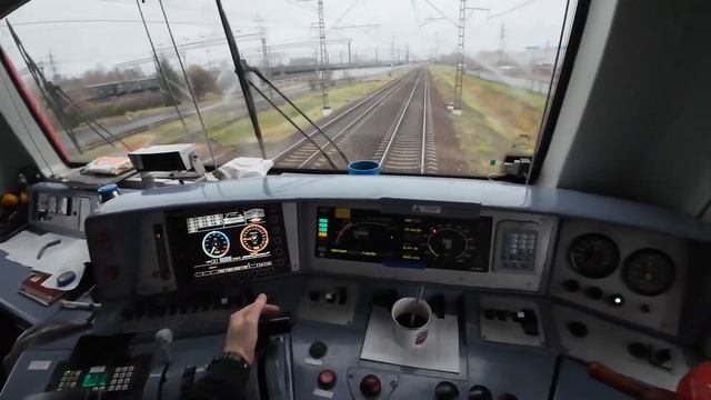 Машинист поезда показывает работу от первого лица