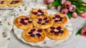 Такие сырники в духовке гораздо вкуснее, как нежный десерт. Сырники «Ватрушки» с ягодами и сметаной