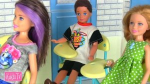 Залезли в Сумку к Учителю, Выгоняют из Школы Мультики Барби Школьные Истории IkuklaTV