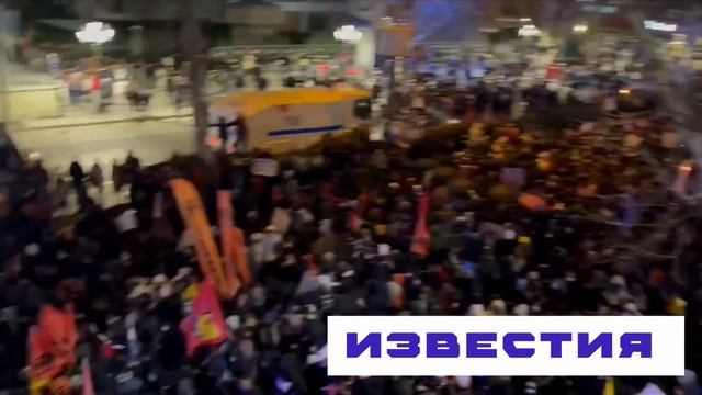 Протесты в Турции в поддержку задержанного политика Экрема Имамоглу смотреть онлайн