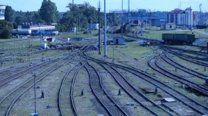 Вагоны катятся с горки на сортировке