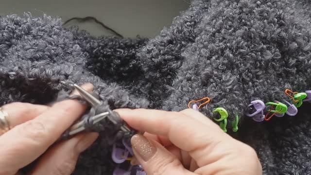 #вязание // лёгкий подсчет рядов при вывязывании рукавов из буклированной пряжи 👍👍👍 смотреть онлайн