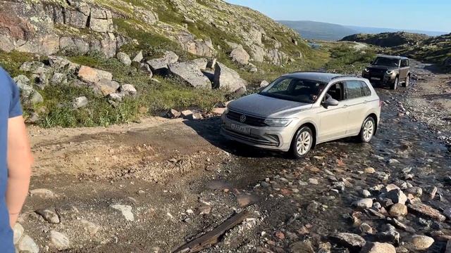 VW Tiguan переезжает ручей
