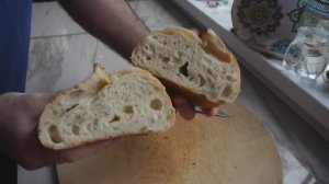 Режем пшеничный хлеб на закваске левито мадре.