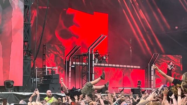 Bad Omens performing “The Death of Peace of Mind” at Inkcarceration Festival 2024 @badomens666 смотреть онлайн