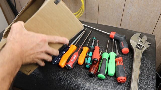 PB Swiss Tool Screwdriver unboxing. I'm really starting to like these tools. Let's see if it lasts? смотреть онлайн