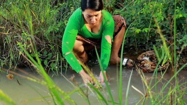 Catch crabs & Pick grape fruit in flood forest-Mother cooking crab soup with water coconut deliciou