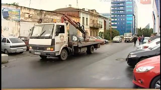 Эвакуаторы затрудняют движение на городских улицах смотреть онлайн