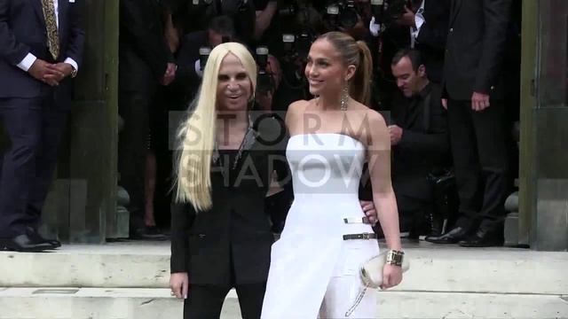 Photocall of Jennifer Lopez and Donatella Versace at Versace HC Fashion Show in Paris смотреть онлайн
