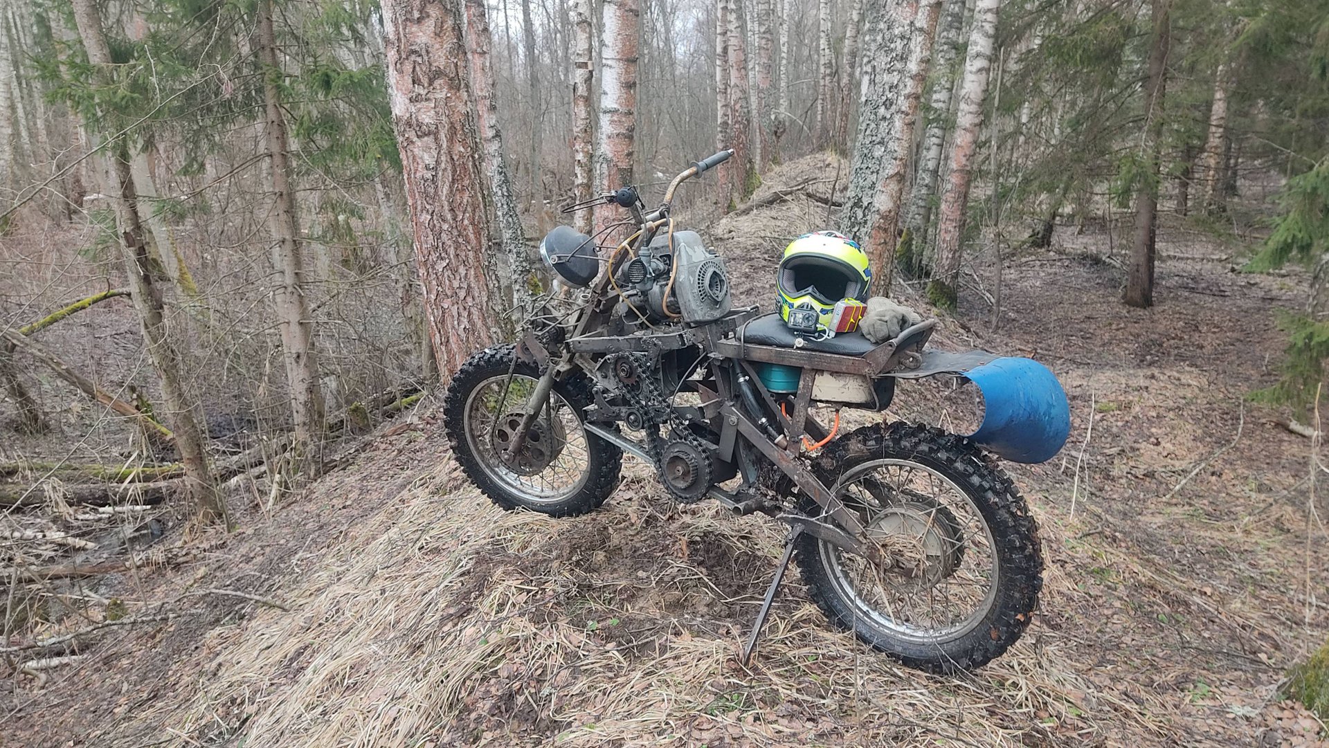 Разведка маршрута на полноприводном мотоцикле с двигателем от бензопилы смотреть онлайн