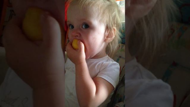 1 year old Emeliana baby eating lemon/Годовалая малышка Емельяна ест лимон смотреть онлайн