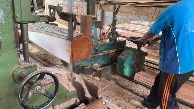 The process of sawing wood using a Benso machine - thick young wood planks смотреть онлайн