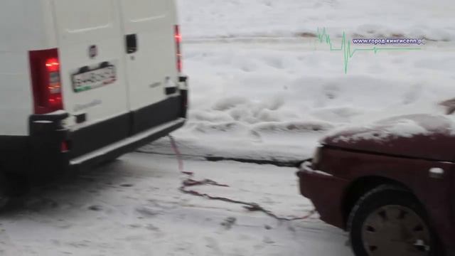 Две машины столкнулись лоб в лоб у магазина Дары природы Магнит смотреть онлайн