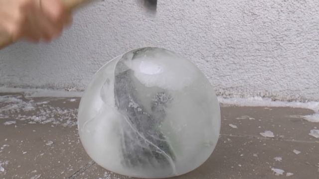 Senya and Mom make dinosaur ice egg with crocodile toy inside смотреть онлайн