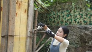 Девушка строит дом для её семьи