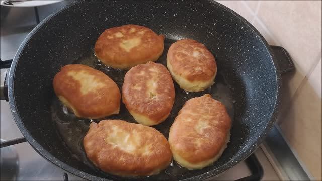 Жареные пирожки без дрожжей с капустой. ТЕСТО ЗА ПАРУ МИНУТ смотреть онлайн