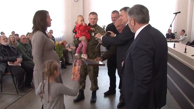 07042017_Арсен Аваков вручив сертифікати та ключі від службових квартир поліцейським Луганщини смотреть онлайн