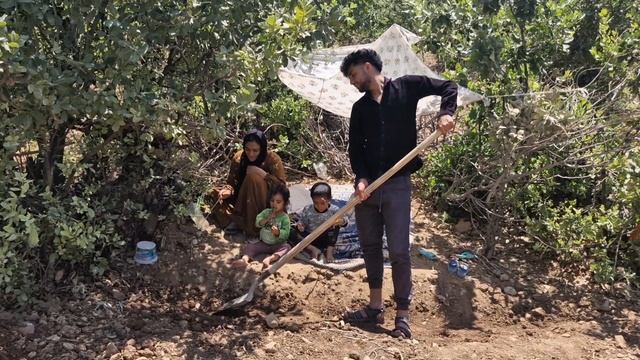 Nomadic Life: A stranger helps a single mother build a mountain shelter смотреть онлайн