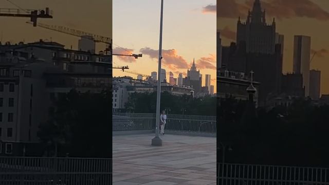 Что происходит вечером у храма Христа Спасителя? смотреть онлайн