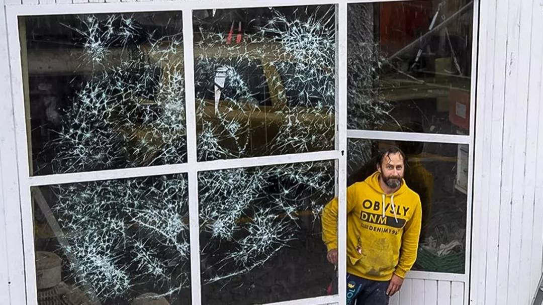 САЙМОН БЕРГЕР- ХУДОЖНИК ИЗ ШВЕЙЦАРИИ. РАЗРУШАЯ, СОЗДАЕТ УНИКАЛЬНЫЕ ПОРТРЕТЫ. МОЛОТОК ВМЕСТО КИСТИ. смотреть онлайн