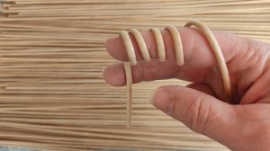 Подготовка бумажной лозы, окрашенной морилкой, к плетению. Полный цикл обработки с замачиванием.