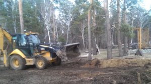 Погрузчик экскаватор CAT 428E в работе