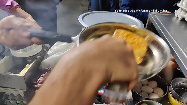 Самый быстрый в Индии способ приготовления омлета. Омлет с хлебом и сыром. Индийская уличная еда. смотреть онлайн