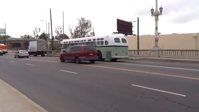 A GM Classic MTA Bus in LA.... 5-1-13.... смотреть онлайн