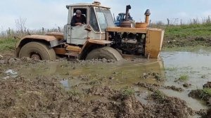 Трактор Т-150 буксует на грязи