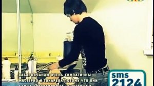 Венцеслав набирает воду в чайник.