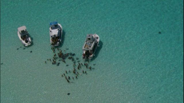Helicopter flight over Grand Cayman смотреть онлайн