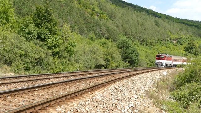 ZSSK 757 with passenger train смотреть онлайн