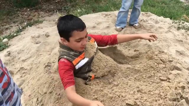 ЗАКОПАЛИ в ПЕСКЕ?/Masha Red смотреть онлайн