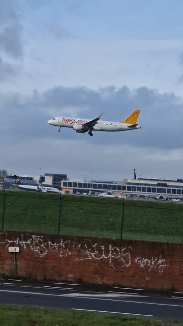 Airbus A320NEO Pegasus Airlines Landing смотреть онлайн