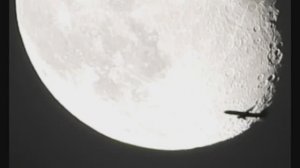 Самолет на фоне Луны. Редкие кадры, Луна и самолет в ночном небе