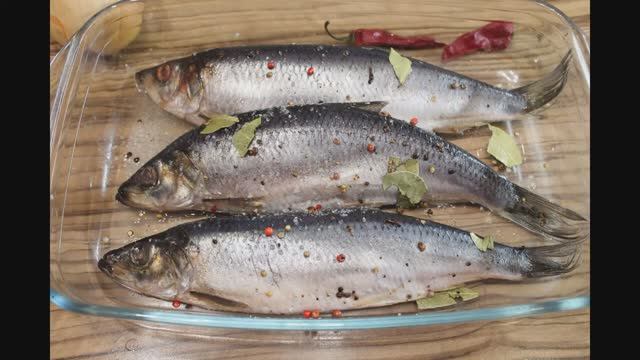 Селедка соленая в домашних условиях. Сухой посол рыбы. Просто , быстро, вкусно! смотреть онлайн
