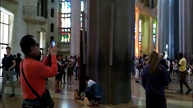 Sagrada Familia featuring Oskar смотреть онлайн