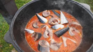 Самая вкусная скумбрия в казане. Рыба томленая в томатах
