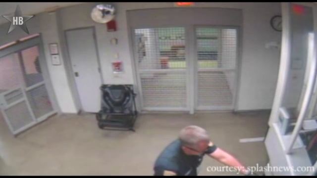 Justin Bieber Peeing In Jail -- Exclusive Video (Must Watch) смотреть онлайн