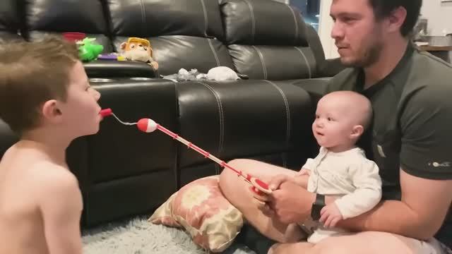 Видео семейного веселья. Смешные моменты малыша - A Family Fun Video. Baby's Funny Moments смотреть онлайн