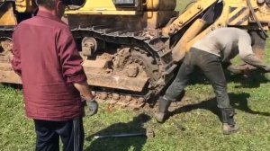 Бульдозер Т130 разорвало гусеницу
