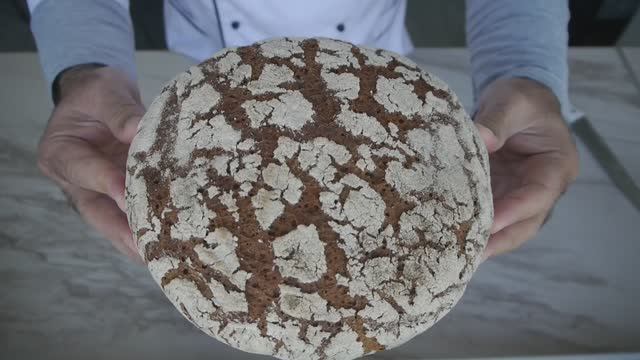 Финский ржаной подовый хлеб из цельнозерновой муки. На закваске.