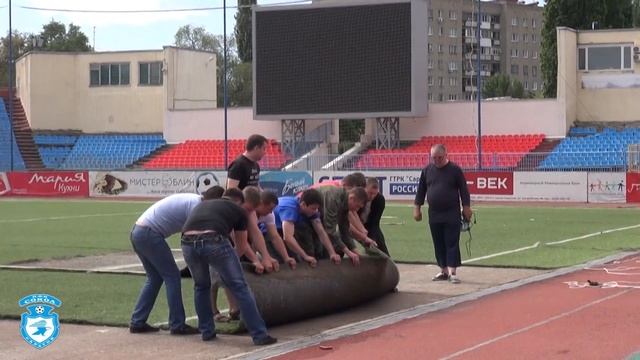 Снятие старого газона на саратовском стадионе "Локомотив" смотреть онлайн