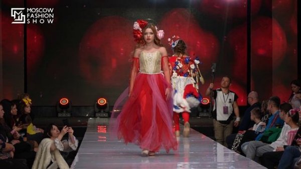 Moscow fashion show Spring 2025 , " Fight colors by A Glossier "