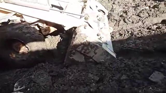 Застрял экскаватор-погрузчик, выбрался с помощью ковшей смотреть онлайн