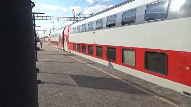 ЭП20-005 с поездом №738 Москва-Воронеж и приветливая локомотивная бригада. смотреть онлайн