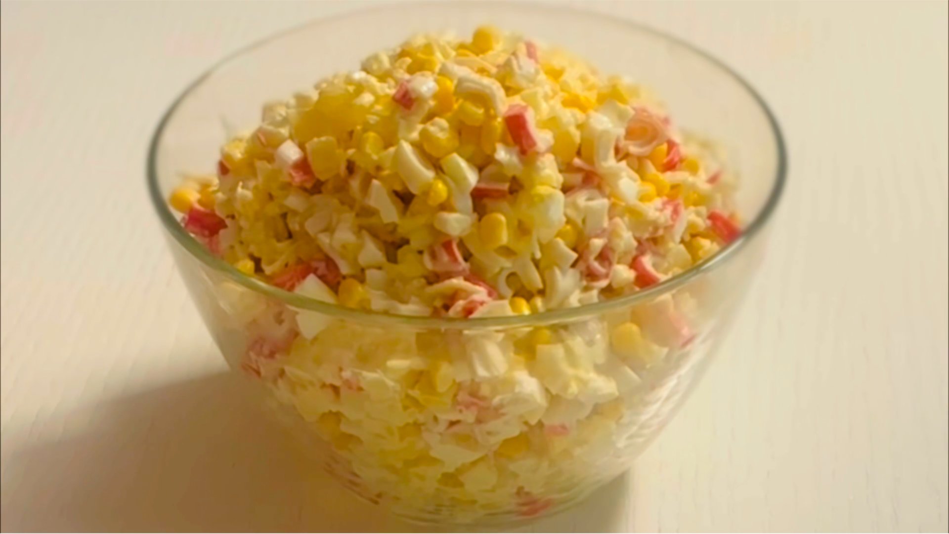 Крабовый салат с ананасом и сыром.