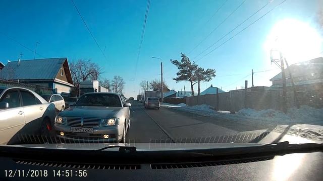 Барнаул. Самые умные водители ездиют по встречной полосе. смотреть онлайн
